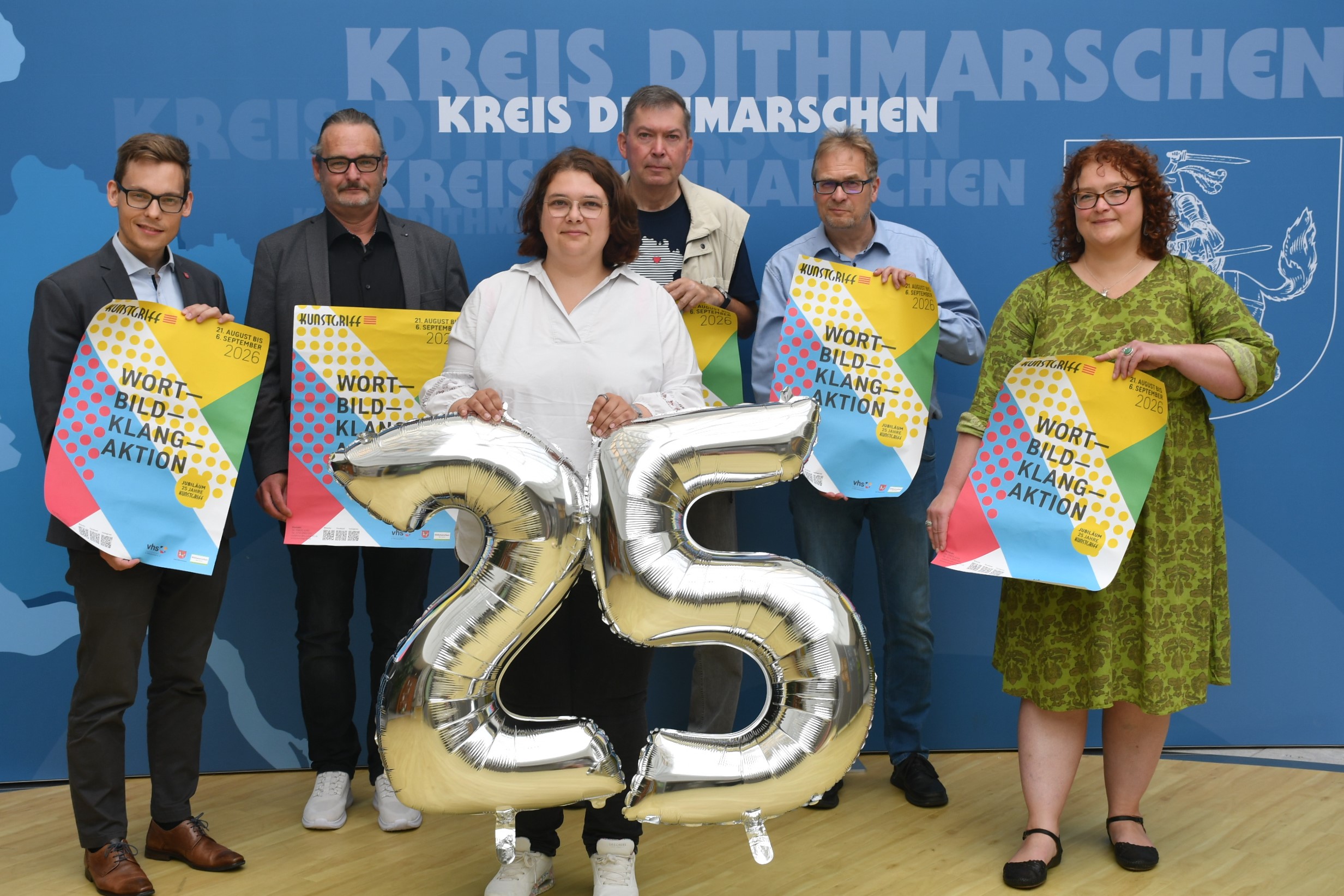 Feiern 25 Jahre KUNSTGRIFF (v. l.): Landrat Thorben Schütt, Kunstgriff- Mitorganisator Dirk Jacobs, Projektleiterin Anna Christiansen vom Verein Volkshochschulen in Dithmarschen, Hans-Jürgen von Hemm (Fototreff „Ex-Kurs“ und „Buntes Ostrohe“), Dr. Rüdiger Kelm (Leiter des Steinzeitparks Albersdorf) sowie die Künstlerin Katharina Schäferhoff. Foto: Kreis Dithmarschen